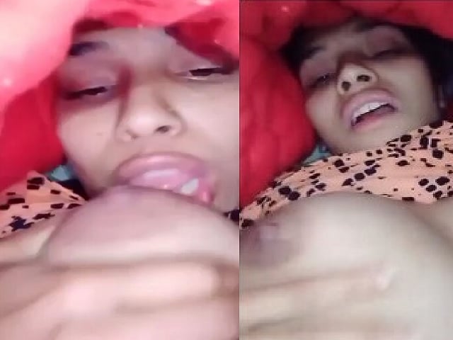 Girlfriend Sucking Boobs And Viral Desi Fingering